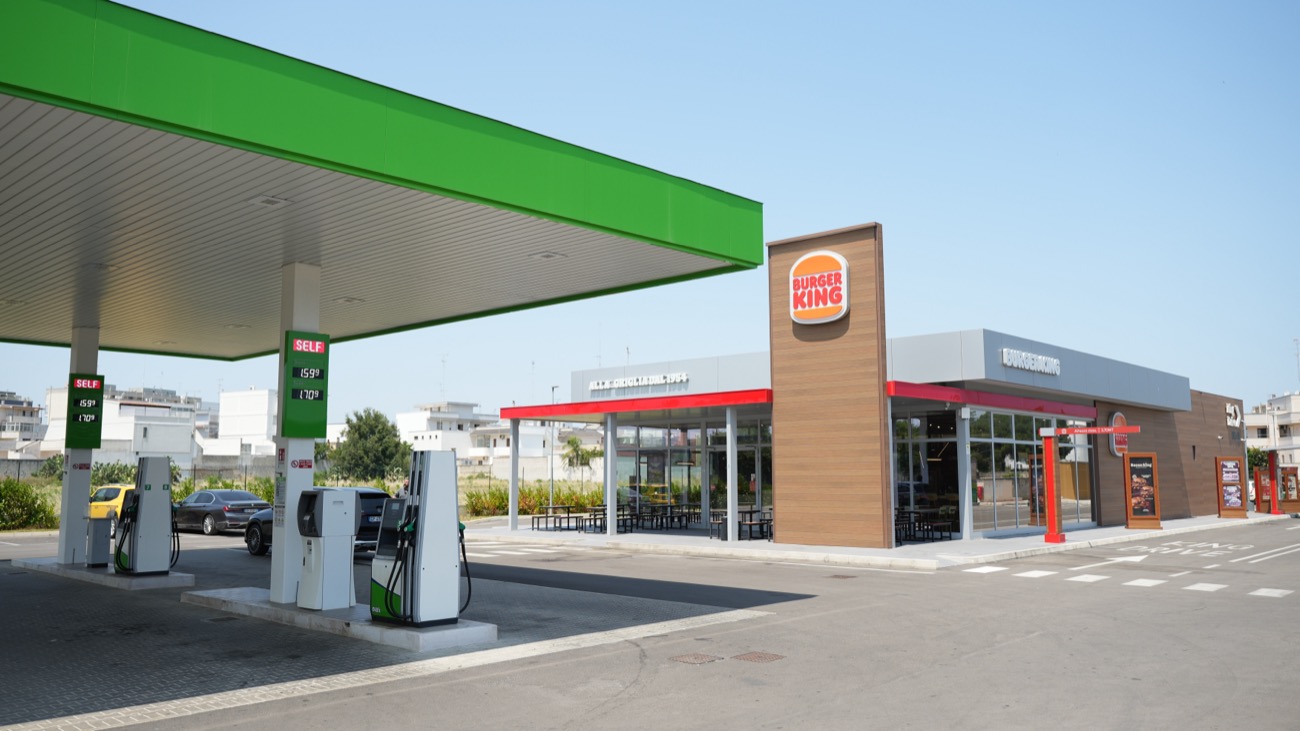 Stazione di servizio Dill’s con pensilina verde, self-service e ristorante Burger King
